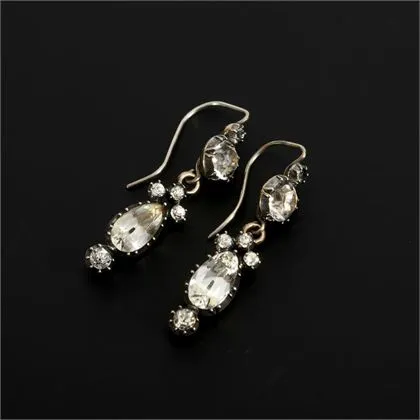 Historische oorhangers met diamantimitates