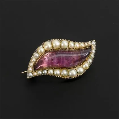 Historische broche met glaspasta