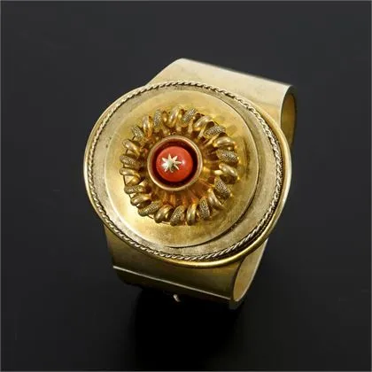 Historische armband met koraalparel
