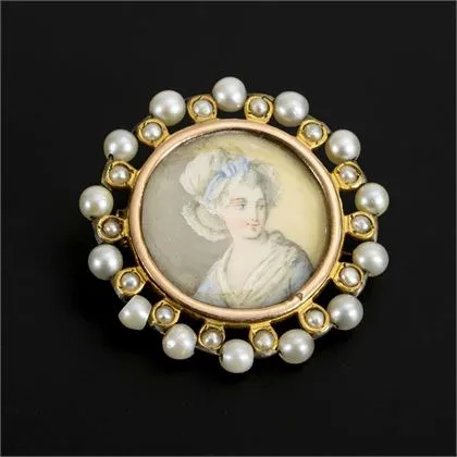 Broche met damesportret