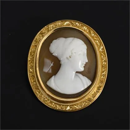 Broche met schelpkamee
