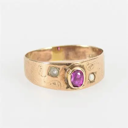 Zeer kleine ring met rode gekleurde steen en zaadparels