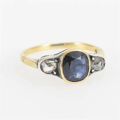 Ring met een blauwe kleursteen, waarschijnlijk saffier, en roosgeslepen diamanten