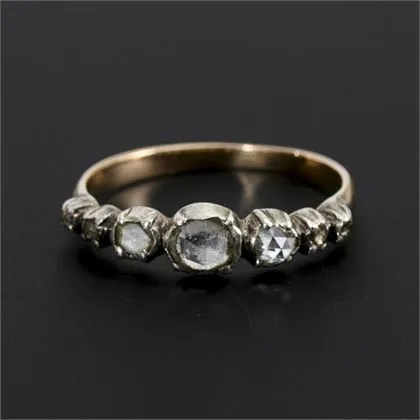 Historicerende ring met roosgeslepen diamanten