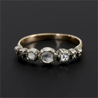Historicerende ring met roosgeslepen diamanten
