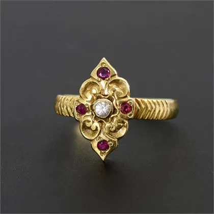 Zeer kleine ring met rode stenen of synthetische
