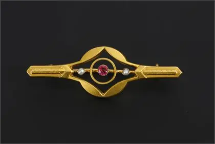 Jugendstil broche met rode steen of synthetisch en kleine parels
