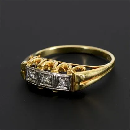 Art Deco ring with 3 diamonds