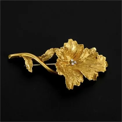 Floral brooch with diamonds
