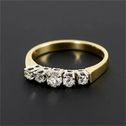 Ring with 5 graduated brilliants