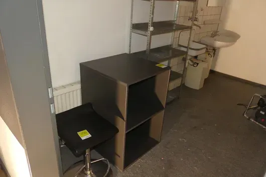 Rayonnage avec buffet et chaise