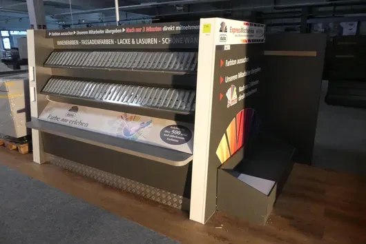 Warenregal (für Farben) ohne Inhalt