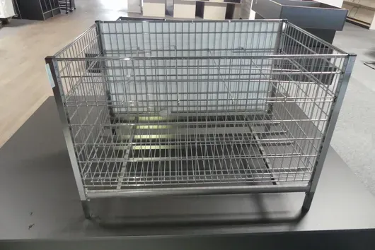Stół z koszem siatkowym