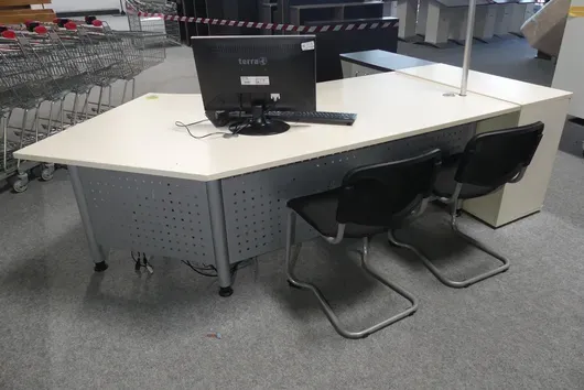 Schreibtisch mit 2x Sideboard, 2x Bürostuhl und Technik-Set