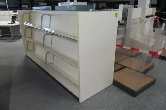 Regál, bez obsahu
