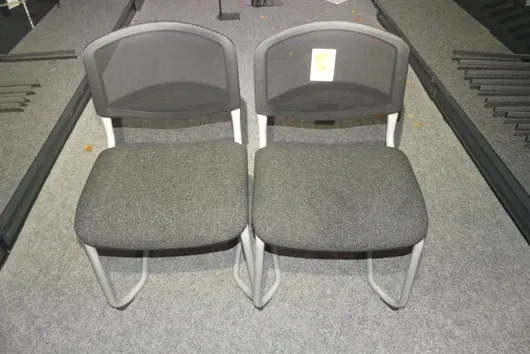 2x Besucherstuhl