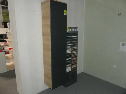 Schrank mit Präsentationsregal