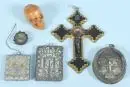 Objets religieux, 6 pièces – matériaux, formes et décors variés, H= 3-14 cm, 2 capsules à reliques chacune, Breverl (sans contenu), 1 croix reliquaire chacune