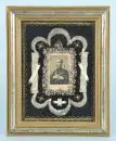 Cadre à reliques, vers 1900 – portrait central de Philipp Jeningen, entouré d'ouvrages de couvent en fil d'or et d'argent, 3 reliques "S. Krescentia…