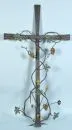 Wegkruis – smeedijzer, met corpus van Christus, wijnranken, druiven en korenaren, H= 166 cm, B= 90 cm, 2e helft 20e eeuw;