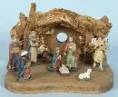 Crèche de Noël – bois teinté brun, 13 x 21 x 21 cm, avec 10 figurines en matière moulée peintes, H= 2-7 cm