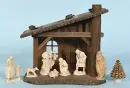 Crèche de Noël – bois teinté brun, 22 x 23 x 12 cm, avec 7 figurines en bois, H= 2-8 cm