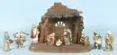 Crèche de Noël – bois teinté brun, 25 x 34 x 21 cm, avec 9 figurines en résine polychromes, H= 3-11 cm, 1 main de Marie endommagée