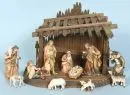Kerststal – hout, bruin gebeitst, 26 x 37 x 19 cm, met 10 polychrome houten figuren, H= 4-12,5 cm