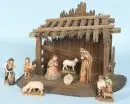 Crèche de Noël – bois teinté brun, 27 x 36 x 19 cm, avec 8 figurines en bois polychromées, H= 2,5-12 cm