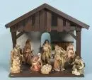 Crèche de Noël – bois, polychromé brun, 34 x 43 x 32 cm, avec 8 figurines en bois polychromées, H= 4-15 cm