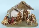 Crèche de Noël – bois polychromé, 27 x 41 x 26 cm, avec Sainte Famille et Rois Mages en matière synthétique en vêtements de tissu, H= 4-16 cm