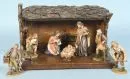 Weihnachtskrippe – Holz/Baumrinde, 20 x 34 x 19 cm, mit 7 farbig gefassten Holzfiguren, H= 4-12,5 cm;