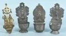Bénitiers, 4 pièces – 3x étain, 1x laiton, plaques avec motifs de saints en relief, H= 17,5-18,5 cm, 19e s., 1 avec insert en verre