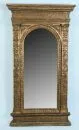 Miroir – bois/masse moulée, patine bronze, décor en relief riche, base et corniche profilées, verre à facettes, 143 x 78 cm