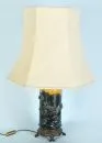 Tischlampe – Messingsockel mit plastischem Geäst, Keramikkorpus mit umlaufender Drachenfigur, Messingmontierung, Stoffschirm, 1…