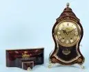 Pendule de table avec console murale "Eluxa" – boîtier rouge galbé avec garnitures en laiton, peint à la main avec motifs floraux…