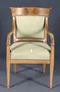 Fauteuil à accoudoirs – noyer, 4 pieds galbés, assise et dossier rembourrés, H= 93 cm, rembourrage endommagé