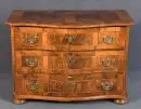 Commode baroque – noyer, marqueterie en panneaux, 4 pieds tournés, façade galbée avec 3 tiroirs, angles biseautés, 75 x 108 x 60 cm, 18e s.