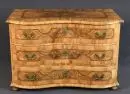 Commode baroque – noyer, décor de panneaux marquetés, pieds avant tournés, façade galbée avec 3 tiroirs, 81 x 119 x 63 cm