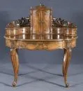 Bureau de dame – noyer, décorations sculptées, 4 pieds courbés, plateau ovale avec tiroir, superstructure centrale avec 2 portes,…