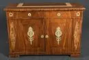 Halfkast – mahonie, ingelegd decor en versierde messing applicaties, sokkelpoten, 2 deuren en laden, 91 x 131 x 54 cm