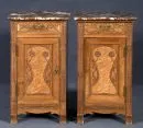 Nachtkästchen, 2 Stück – Nussbaum, Front mit geschnitzten Verzierungen, 4 Füße, 1 Tür, 1 Schublade, rotbraune Marmorplatte, 81 x 46 x 39 cm,…