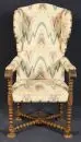 Fauteuil à oreilles – Chêne, décor tourné avec entretoise, assise et dossier rembourrés, H= 121 cm, probablement vers 1800