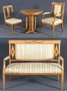 Ensemble de sièges, 4 pièces – merisier, décor marqueté, rembourré, banc (100 x 128 x 60 cm), chaise, fauteuil à accoudoirs et table, début 20e…