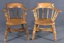 Chaises, 2 pièces - Captains Chairs – orme, 4 pieds tournés avec entretoise, accoudoirs et dossier arrondis avec…