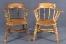 Chaises, 2 pièces - Captains Chairs – orme, 4 pieds tournés avec entretoise, accoudoirs et dossier arrondis avec…
