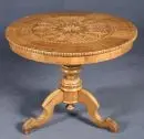 Table – Noyer, décor incrusté, 3 pieds courbés sur colonne centrale tournée, plateau rond avec riche décor en étoile marqueté, …