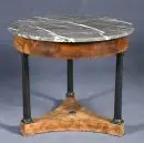 Table – Noyer, plaque de socle concave, 3 pieds colonnes ébonisés, plateau rond en marbre, H= 73 cm, D= 86 cm, 19e s., …