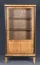 Vitrine – Noyer, partiellement ébonisé, 4 pieds coniques, porte et côtés avec vitrage aux 2/3, côtés colonnes tournées, 167 x 90 …