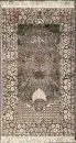 Ghoum de prière, Cachemire, 79 x 139 cm – soie artificielle, fond rouge, motifs floraux et d'oiseaux, bordure principale bleu foncé